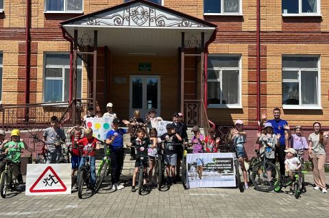 Автоинспекторы по Томскому району обучают юных велосипедистов дорожной грамотности на пришкольных лагерях.