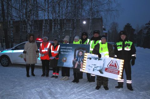 Родительский патруль и юные инспекторы движения напомнили водителям о правилах безопасной перевозки детей-пассажиров.